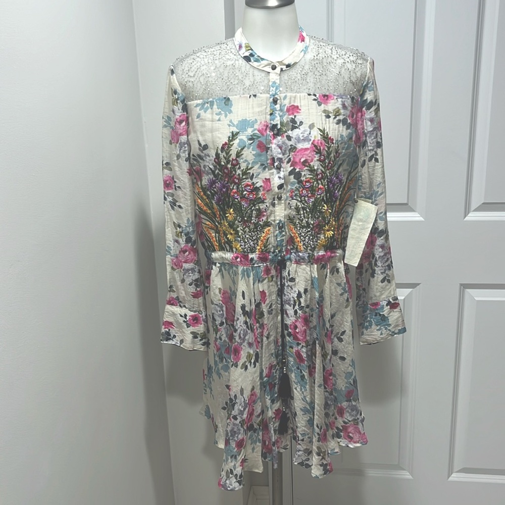 Aratta floral dress -GORGEOUS UNIQUE whimsy floral appliqué. Button down front.